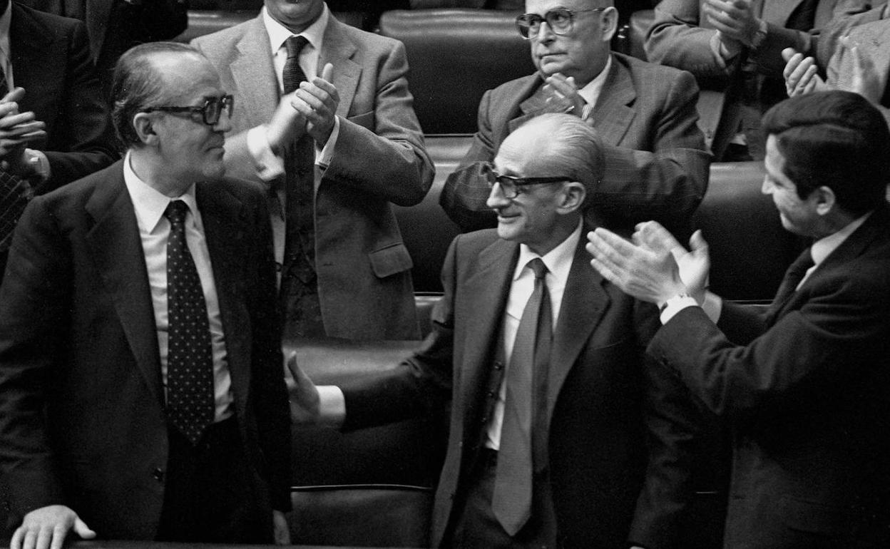 Leopoldo Calvo-Sotelo, a la izquierda, es aplaudido tras ganar la investidura que el golpe de Estado interrumpió.