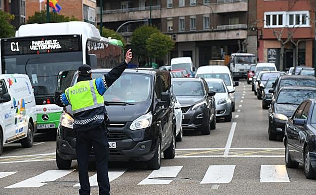 Los trabajos para retirar la maleza del Puente Mayor provocan retenciones