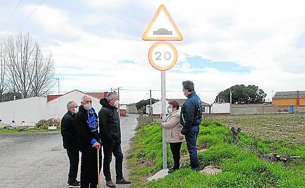 Vecinos del pueblo, ante una de las señanes. 
