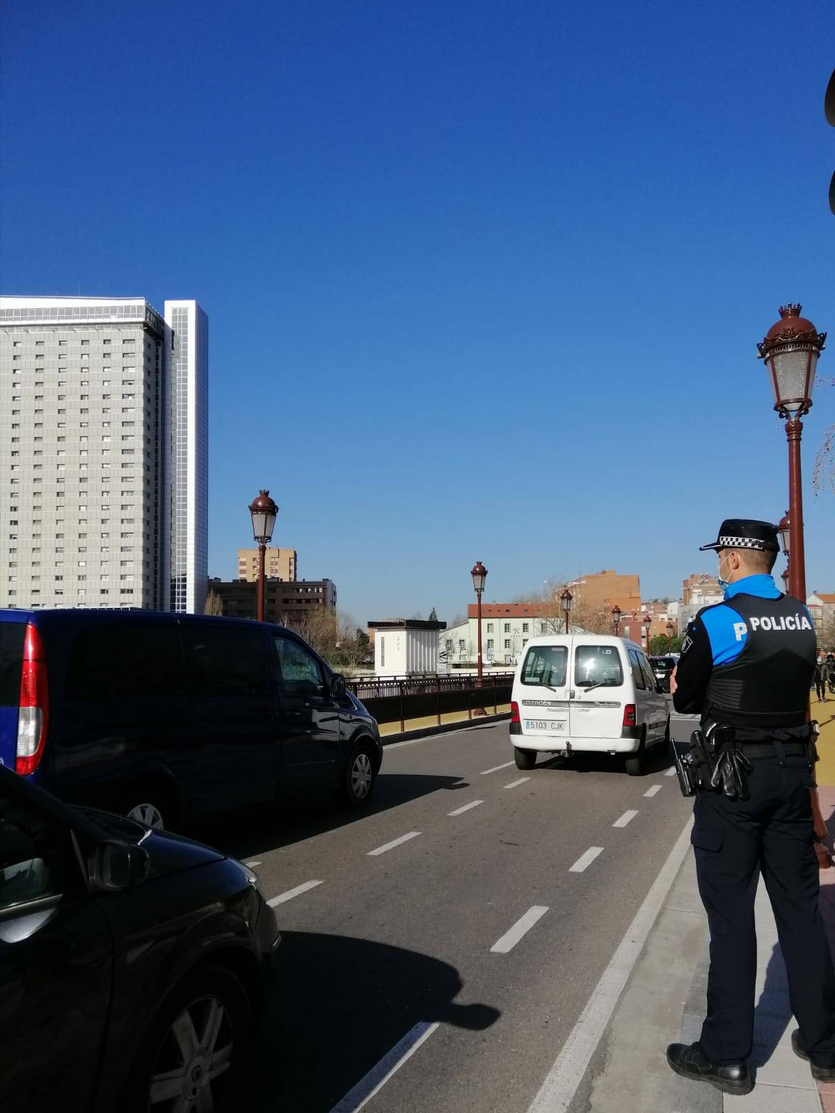 Valladolid: El Puente Mayor se reabre al tráfico al concluir los trabajos para retirar la maleza
