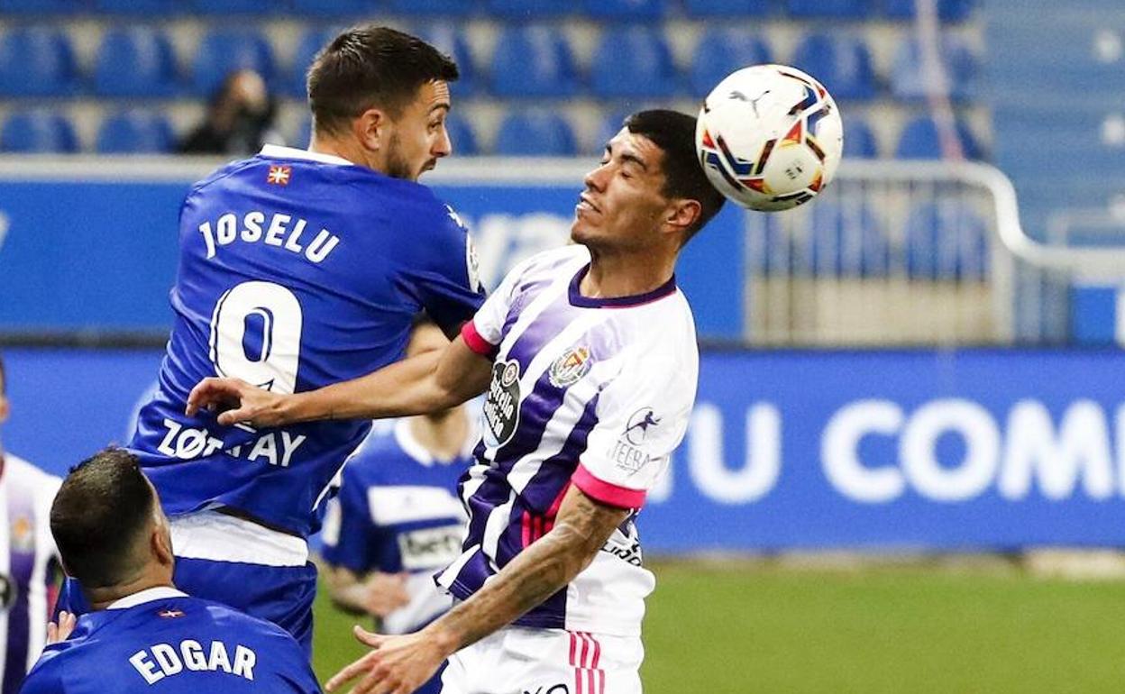 Olaza pugna por un balón ante Joselu durante el Alavés-Real Valladolid de hace tres jornadas.