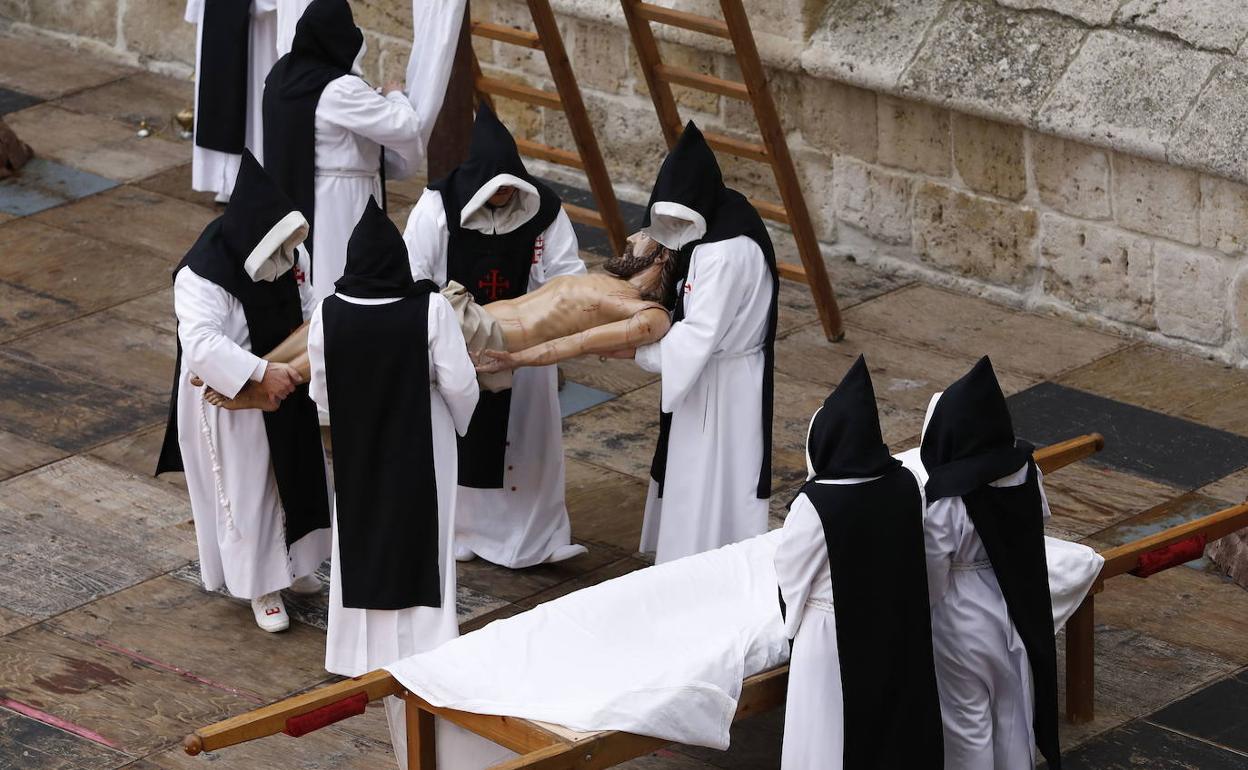 Función del descendimiento, en una pasada Semana Santa, en la plaza de la Inmaculada.