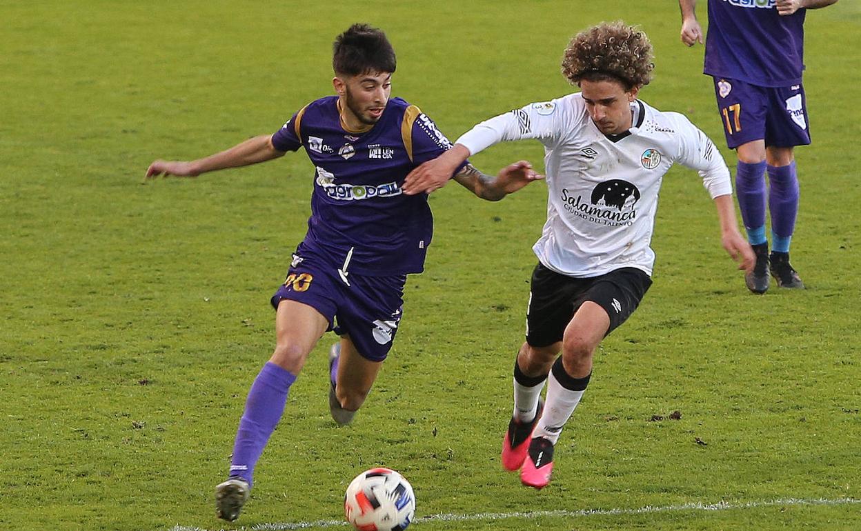 Silva pelea un balón con Alemán en el partido de esta tarde en La Balastera. 