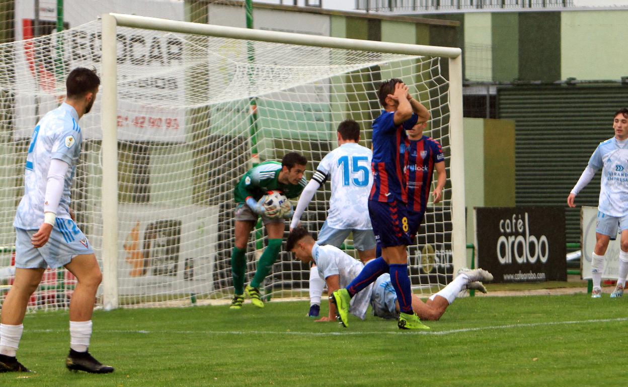 Álex Conde se lleva las manos a la cara tras fallar una ocasión en el partido disputado en La Albuera..