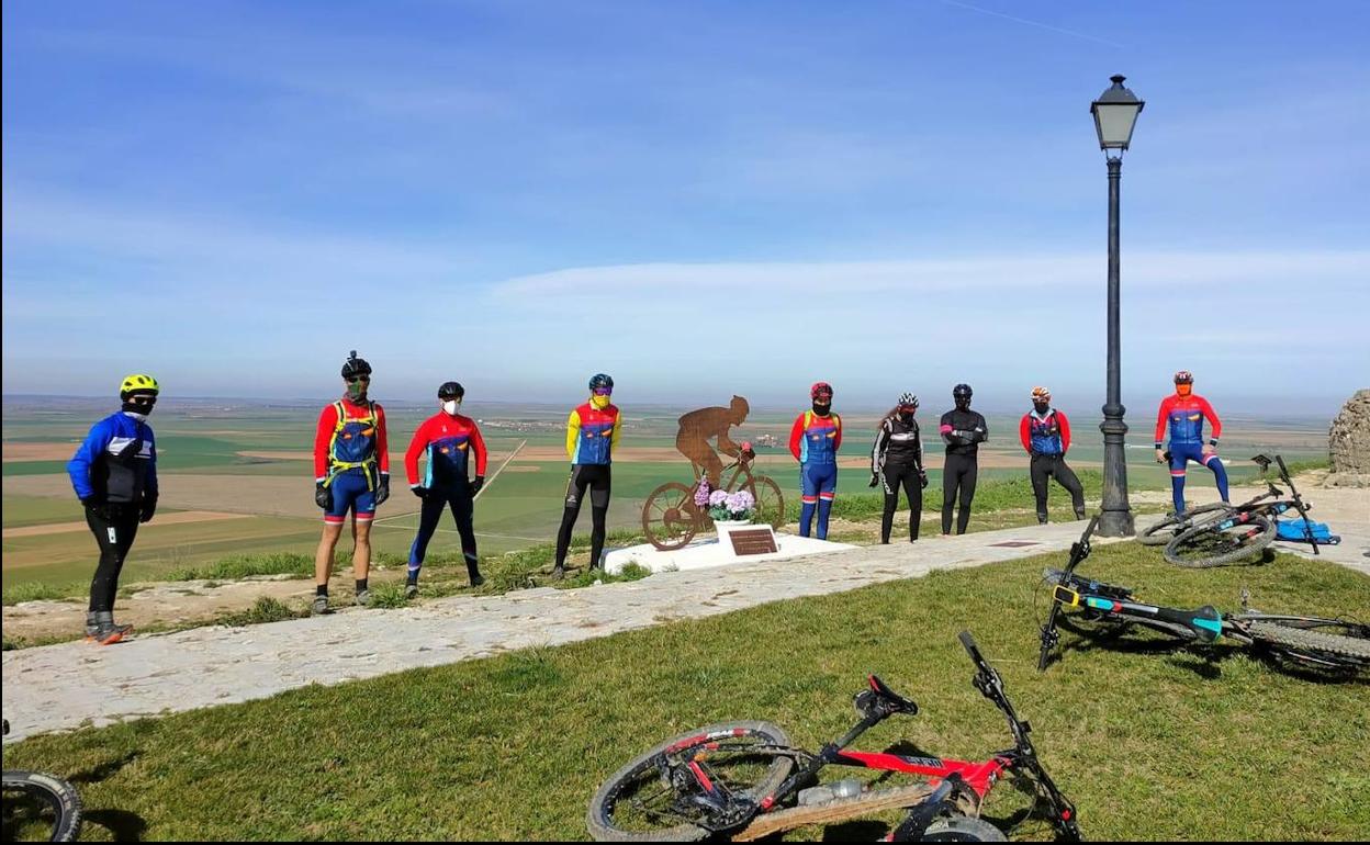 Los participantes de la marcha rinden tributo a Jesús Negro. 