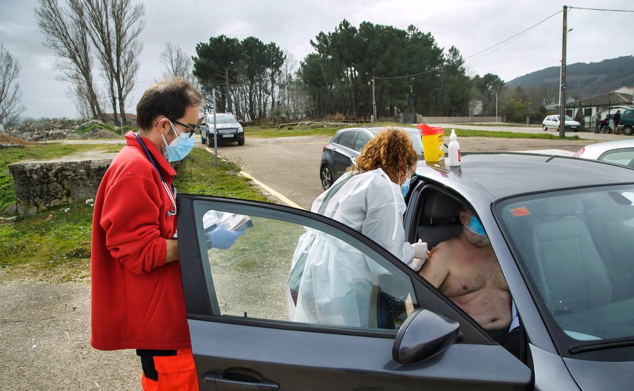 Un hombre recibe la vacuna en su coche en Linares de Riofrío.