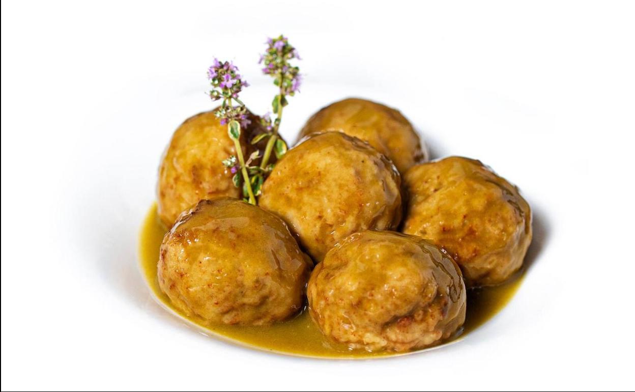 Albóndigas de lechazo con papada ibérica, piñones y salsa al malvasía del restaurante El Ermitaño, de Benavente (Zamora). 