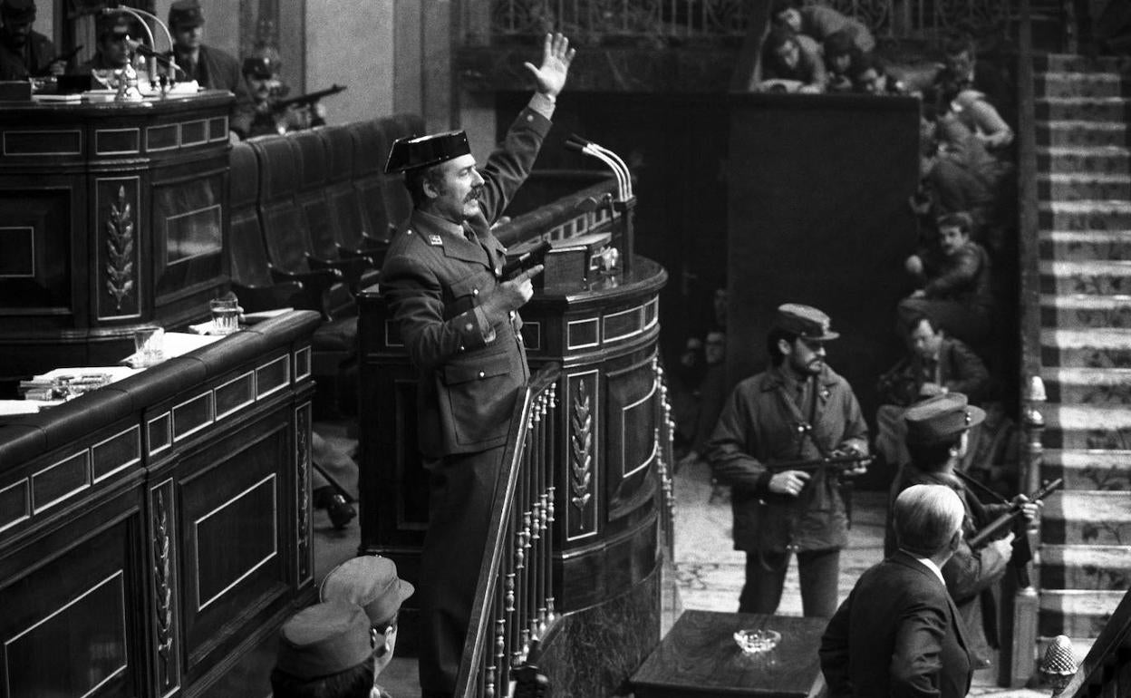 Antonio Tejero, junto al estrado de oradores del Congreso, el 23 de febrero de 1981.