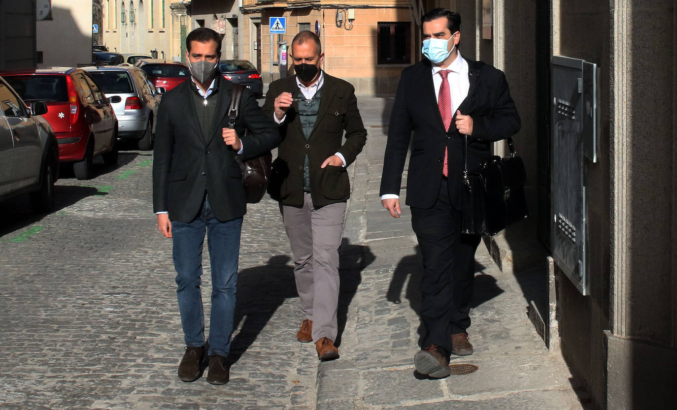 Pablo Pérez (i), José Luis Huertas y el abogado César Gómez, a la entrada del juzgado.