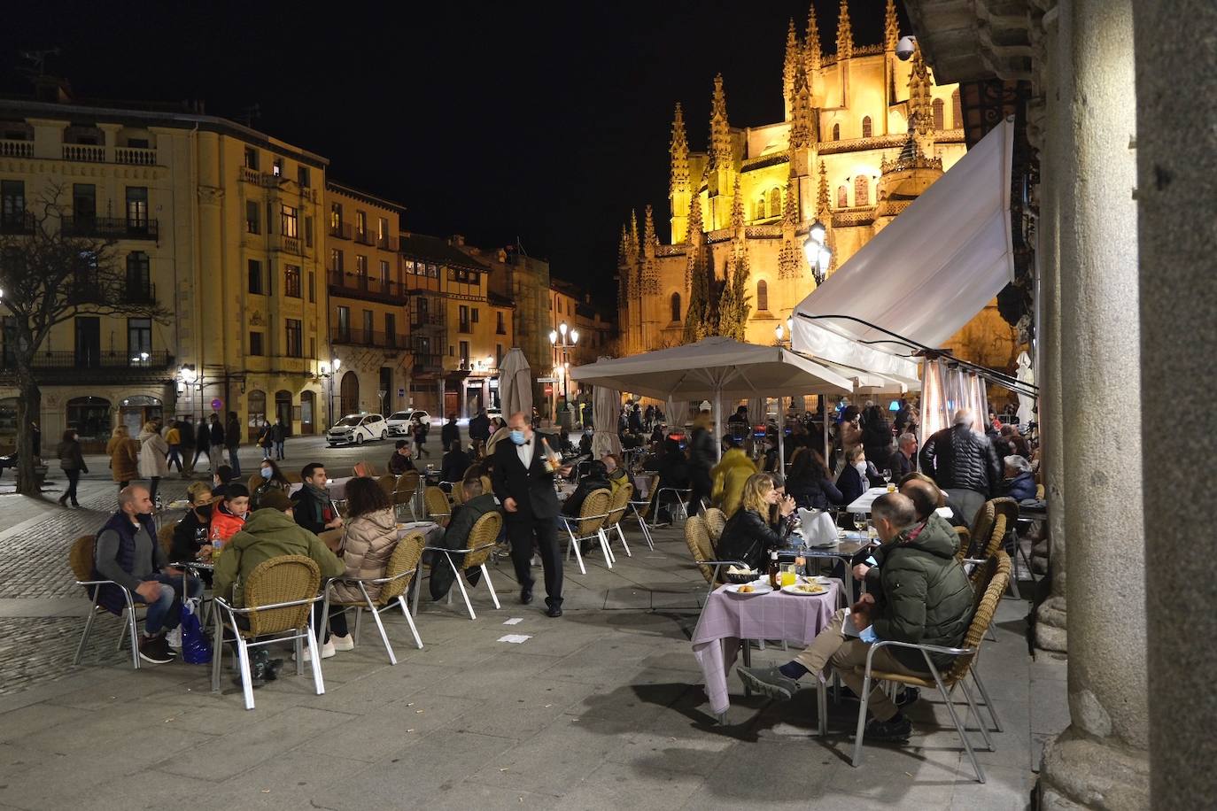 Varios grupos en las terrazas situadas al inicio de la avenida del Acueducto.