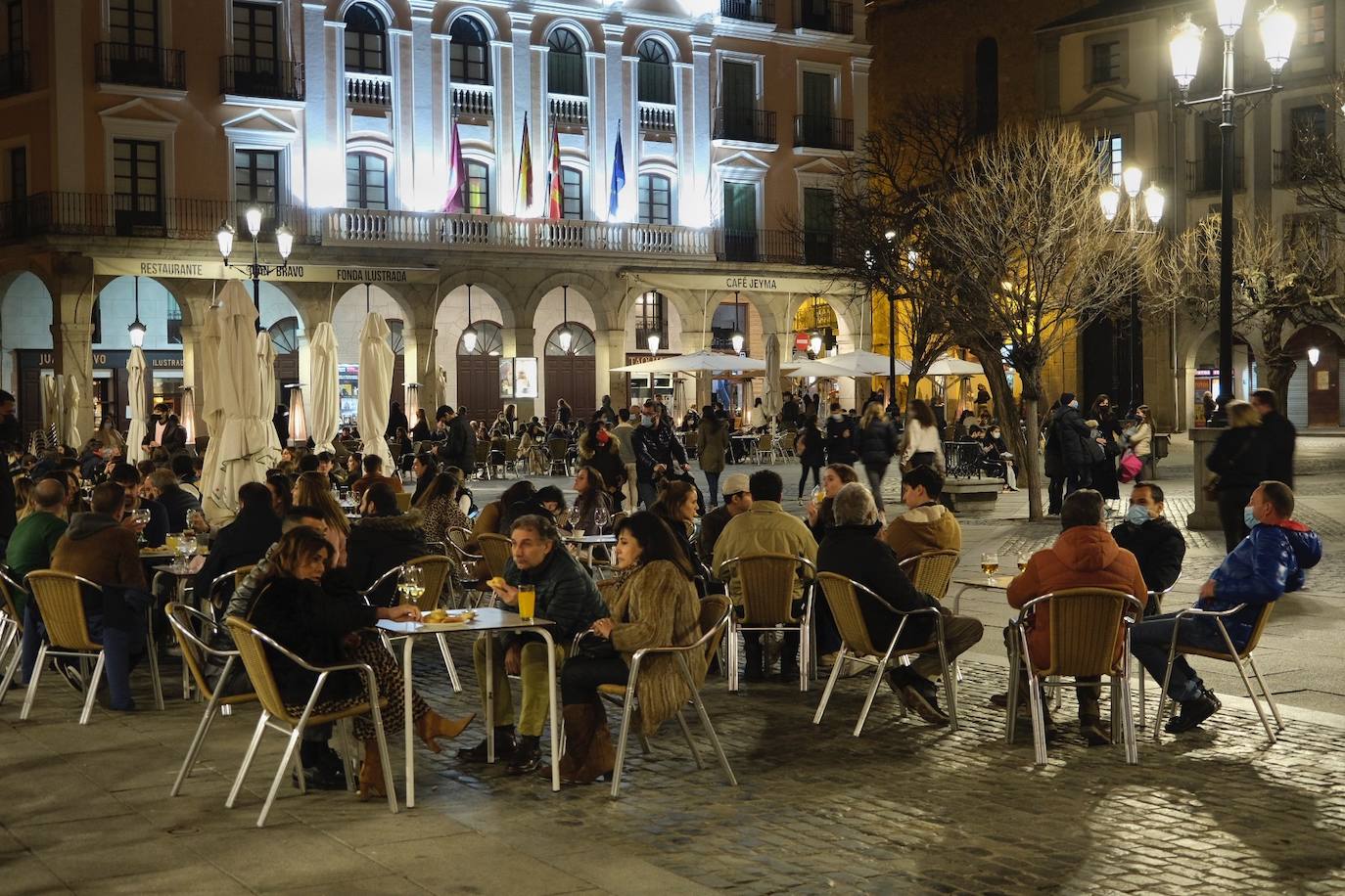 Varios grupos en las terrazas situadas al inicio de la avenida del Acueducto.
