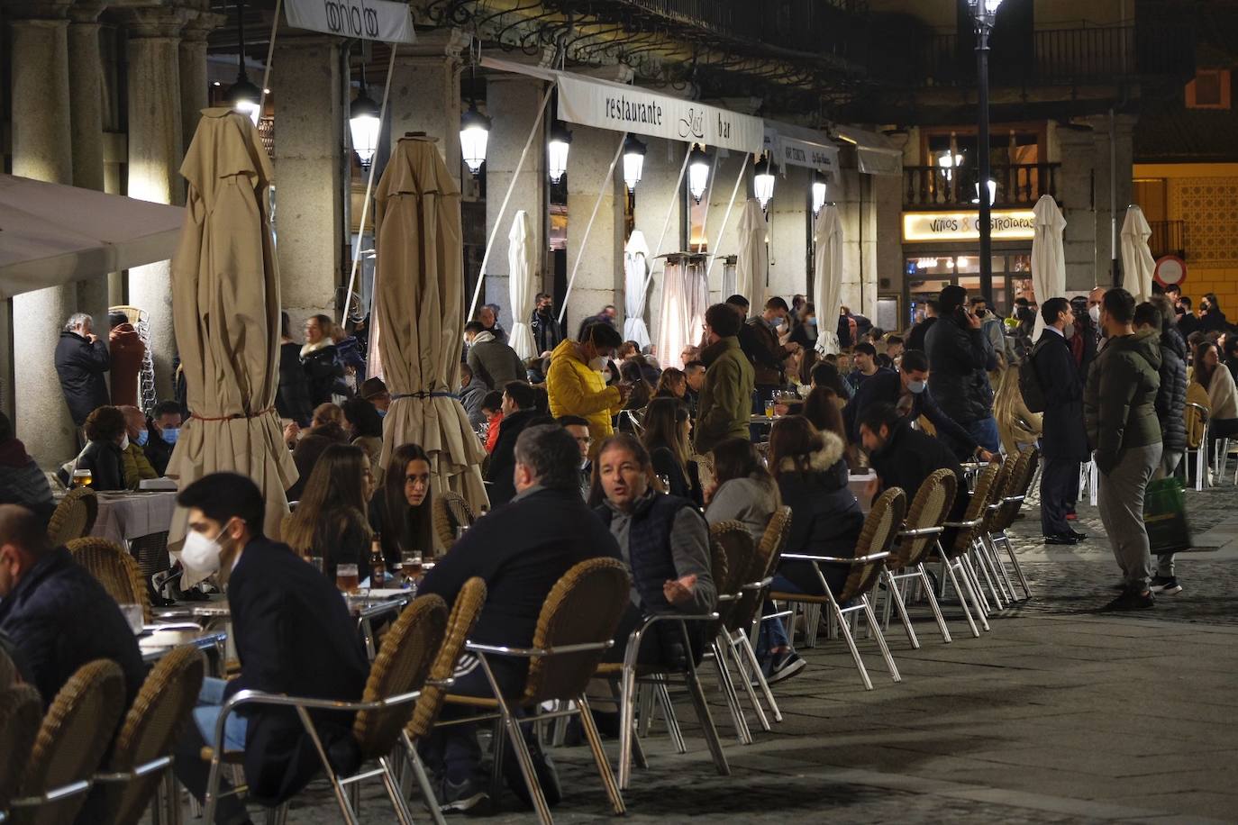 Varios grupos en las terrazas situadas al inicio de la avenida del Acueducto.