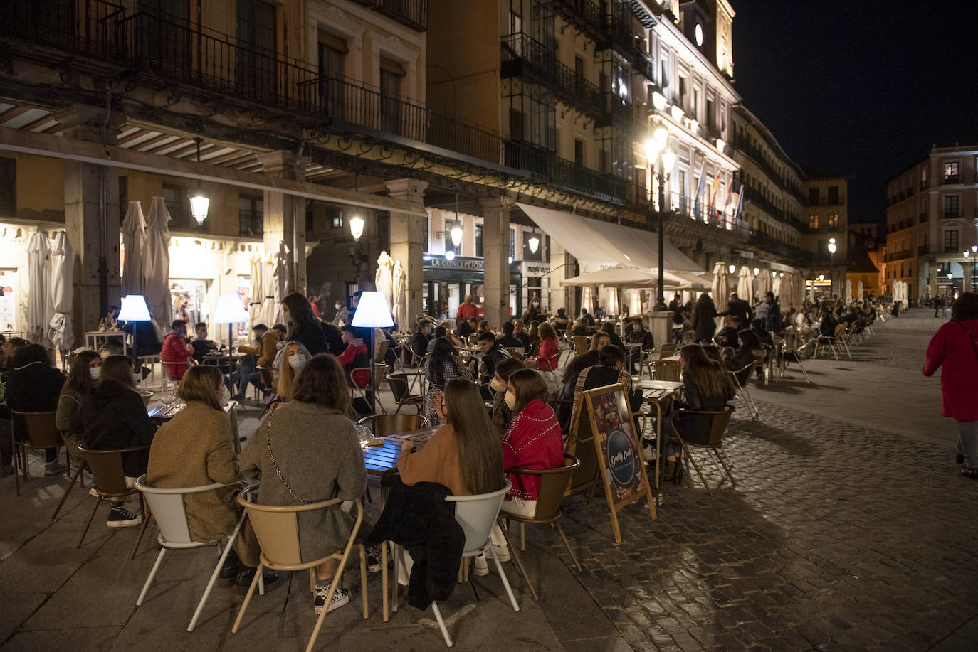 Varios grupos en las terrazas situadas al inicio de la avenida del Acueducto.