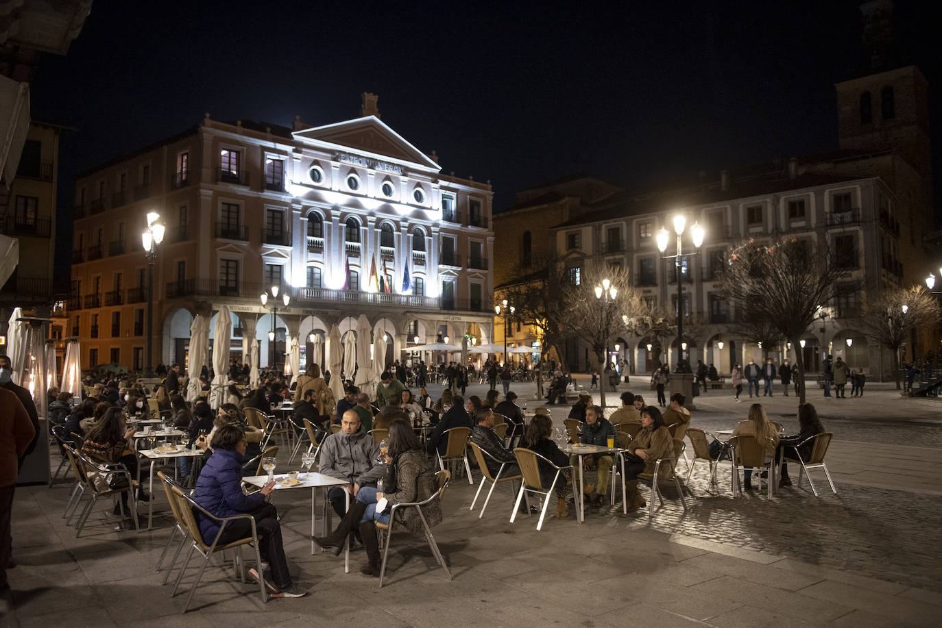 Varios grupos en las terrazas situadas al inicio de la avenida del Acueducto.