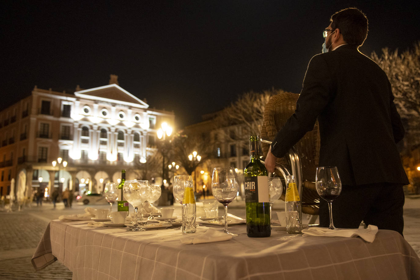 Varios grupos en las terrazas situadas al inicio de la avenida del Acueducto.