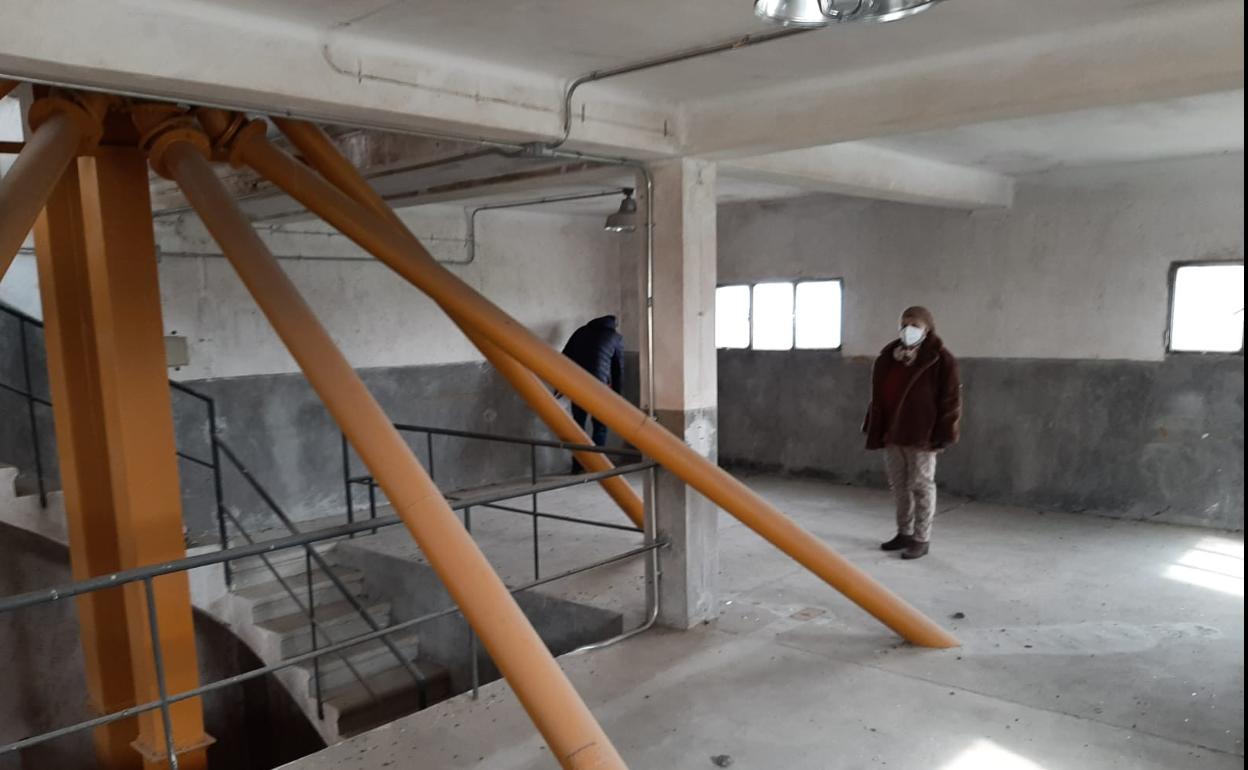 La subdelegada, durante la visita al silo de Peñaranda.