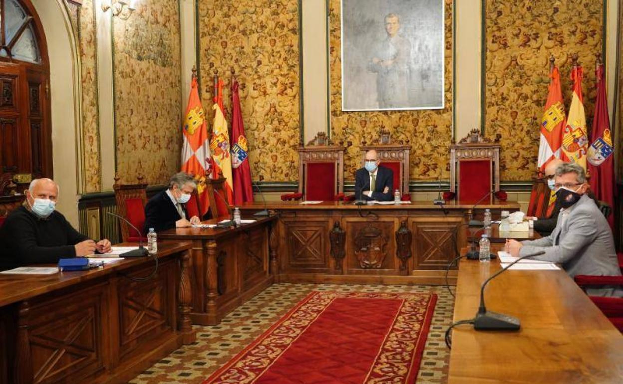 El presidente de la Diputación y los portavoces de los grupos en el salón de plenos. 