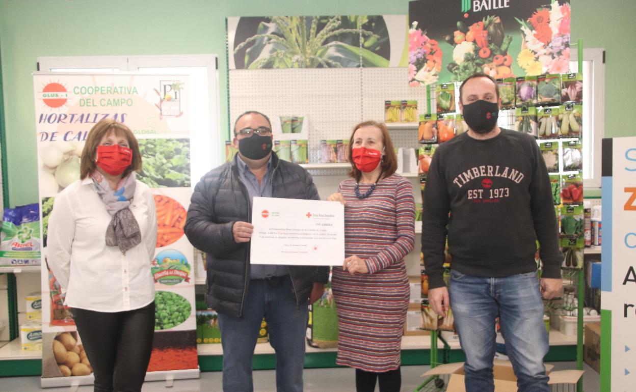 El presidente de la cooperativa Glus I, José Julio Pascual, entrega el cheque a la presidenta provincia de Cruz Roja, Maite Fuentetaja.