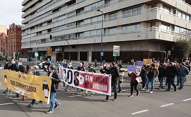 Profesionales vinculados al sector de la hostelería, en la manifestación celebrada este viernes por la mañana. 