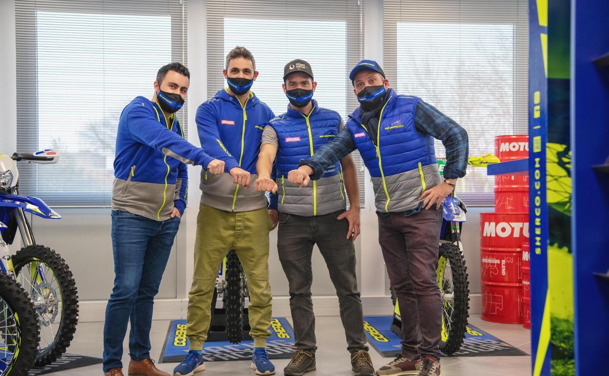 Lorenzo Santolino con los miemros de su equipo.