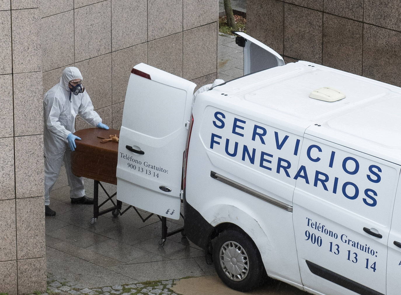 Traslado de un cadáver desde el Hospital General de Segovia.