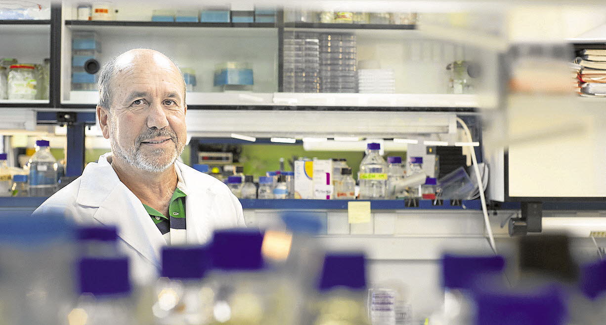 El profesor Mariano Esteban posa en su laboratorio del CNB-CSIC.