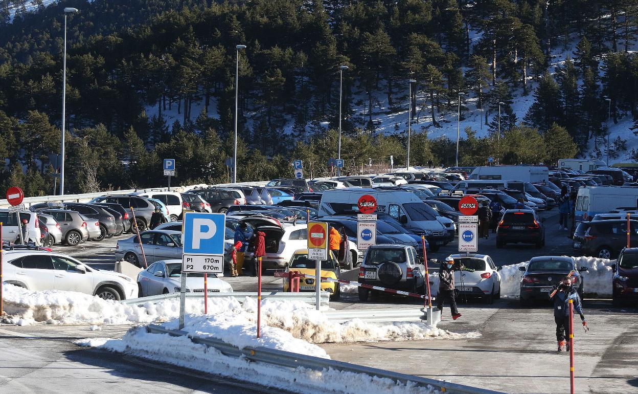 Aparcamiento de Navacerrada, lleno de coches el pasado mes de enero.