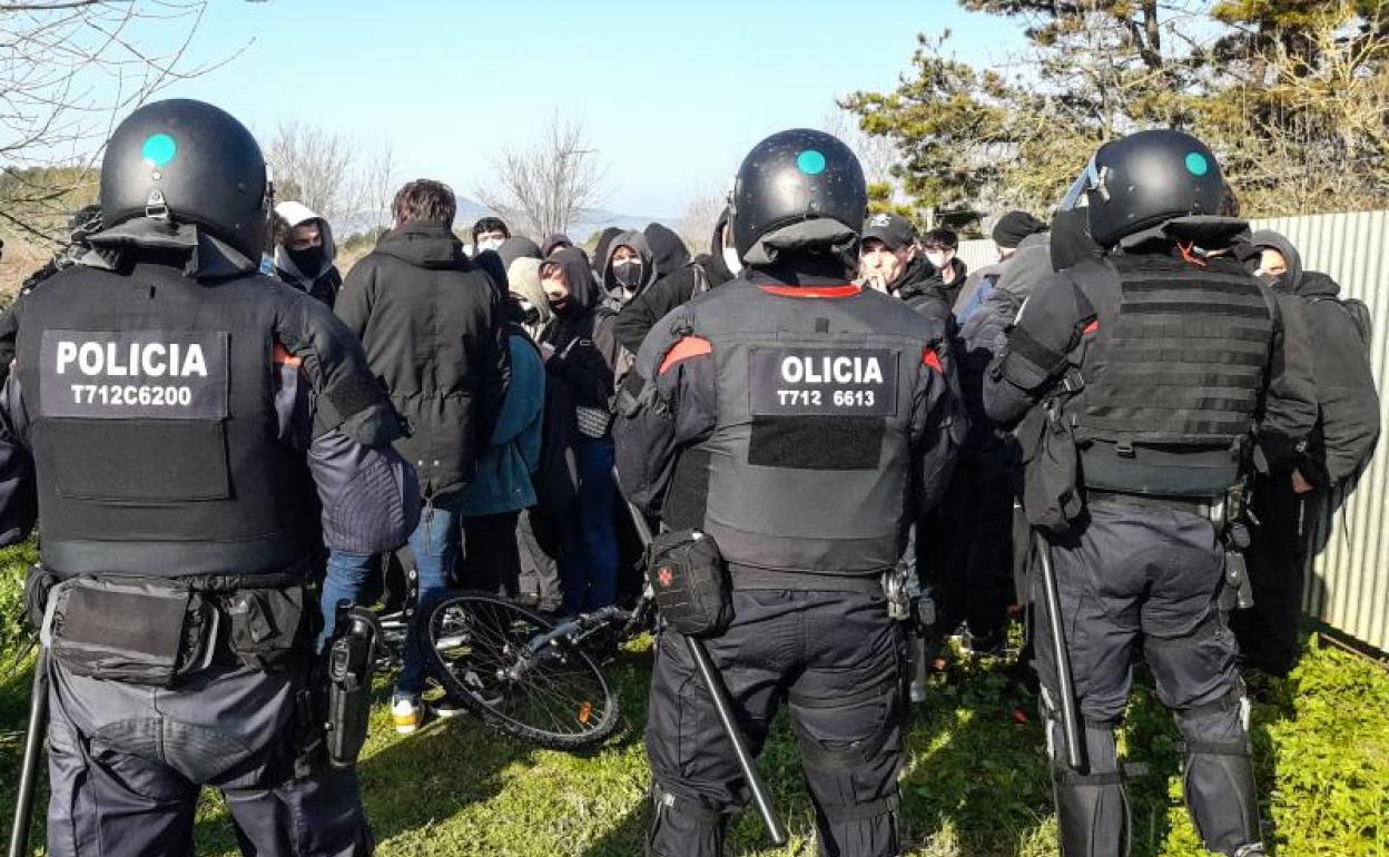 Imagen de los mossos al llegar a la concentración. 
