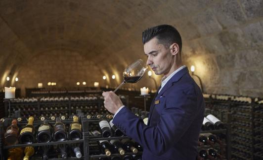 Miguel Ángel García, sumiller y jefe de sala, en la Cueva de los Monjes. 