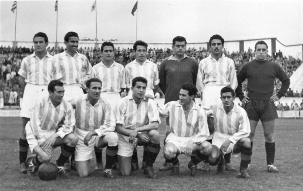Este es el equipo que ganó por primera vez en Balaídos, consolidando su posición de líder en la Liga de Primera división 1950-51. De pie: Coque, Lesmes I, Lasala, Ortega, Valero, Lesmes II y Cabezudo (portero suplente). Agachados: Juanco, Babot, Munné, Aldecoa y Pepín.