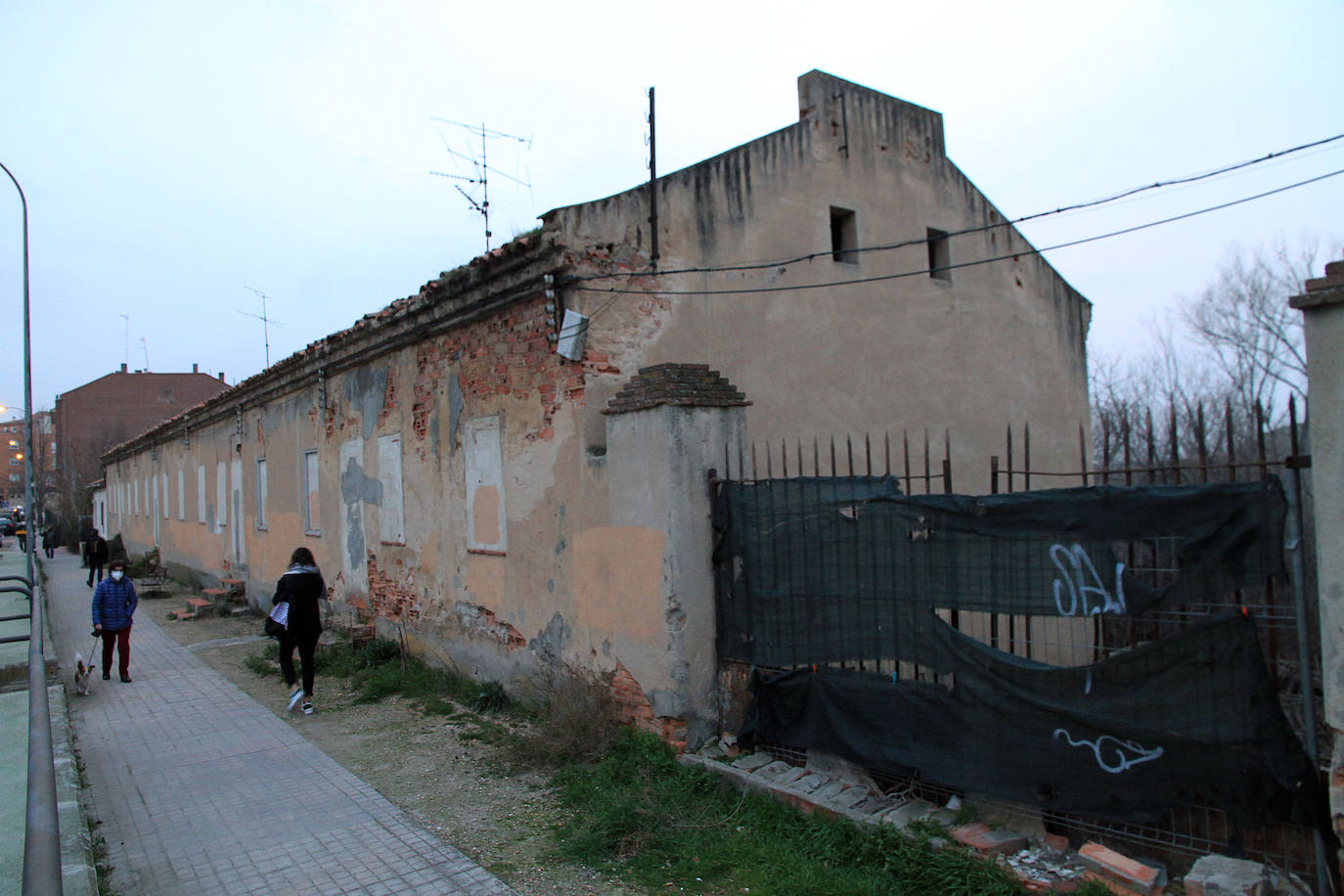 Uno de los edificios deteriorados del barrio.