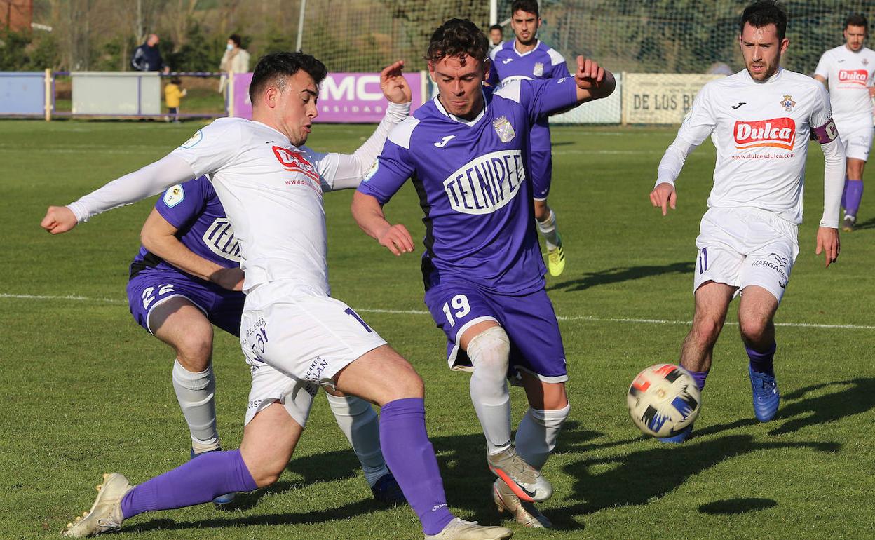 Eloy pugna por el balón con un rival en el partido de esta tarde en el Mariano Haro. 