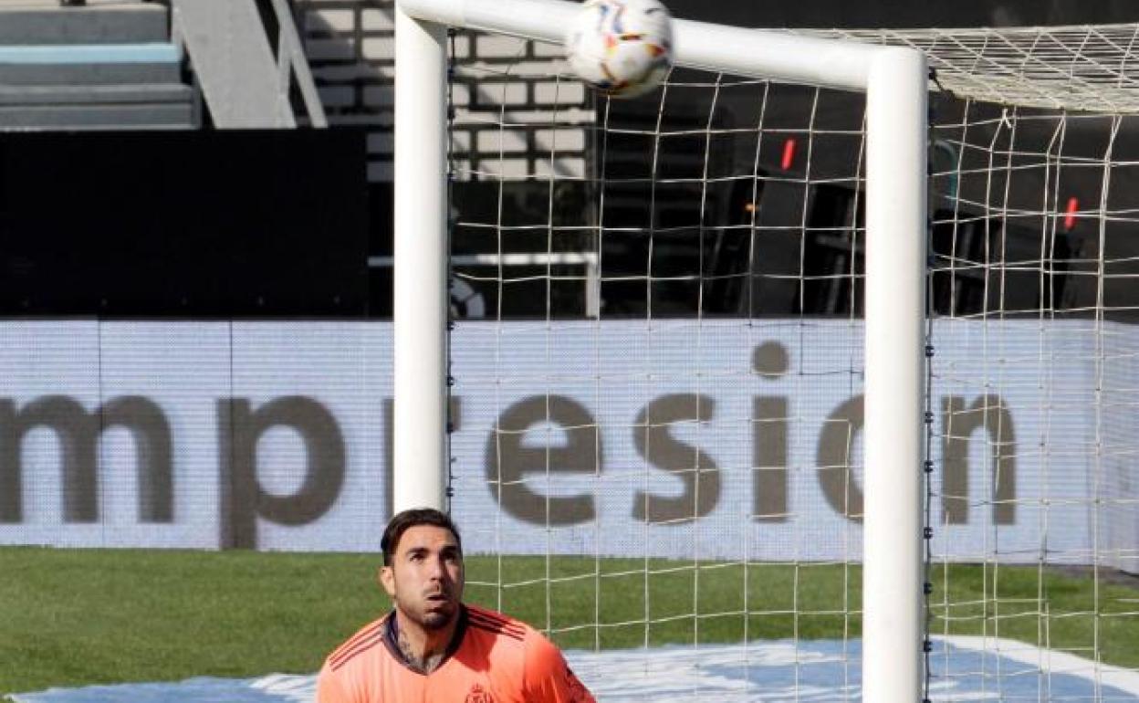 Roberto, hierático, observa cómo el balón lanzado por Aspas golpea en la cruceta. 