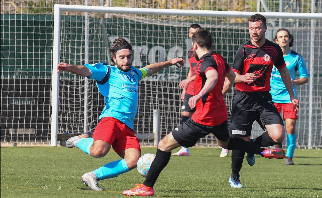 Dos jugadores del UVA y La Cistérniga disputan un balón divivido. 