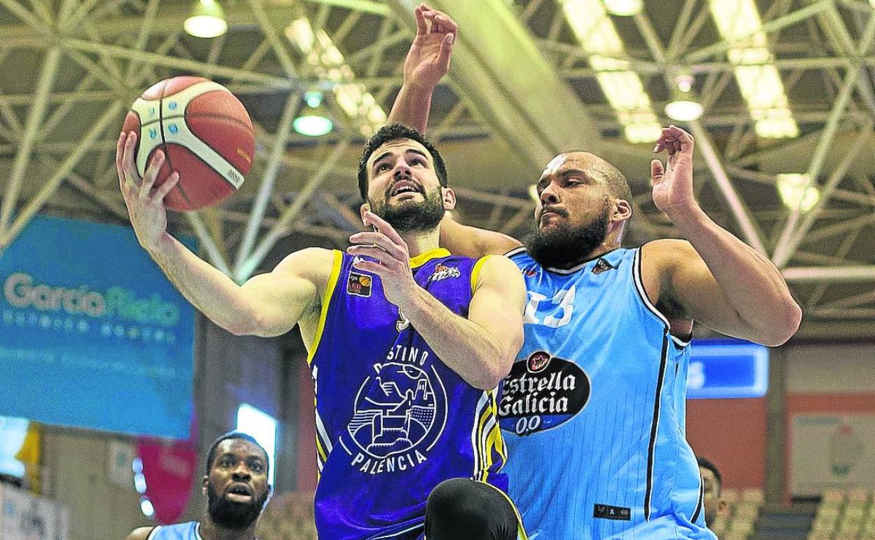 Zubizarreta trata de encestar ante la oposición de Larsen. este domingo en Lugo. 