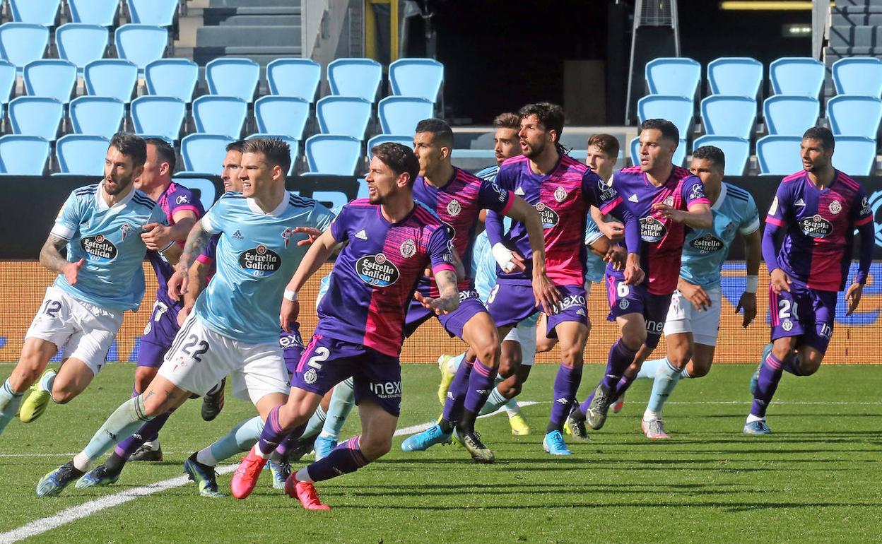 Hasta doce jugadores esperan el centro de la falta que terminó en gol. 