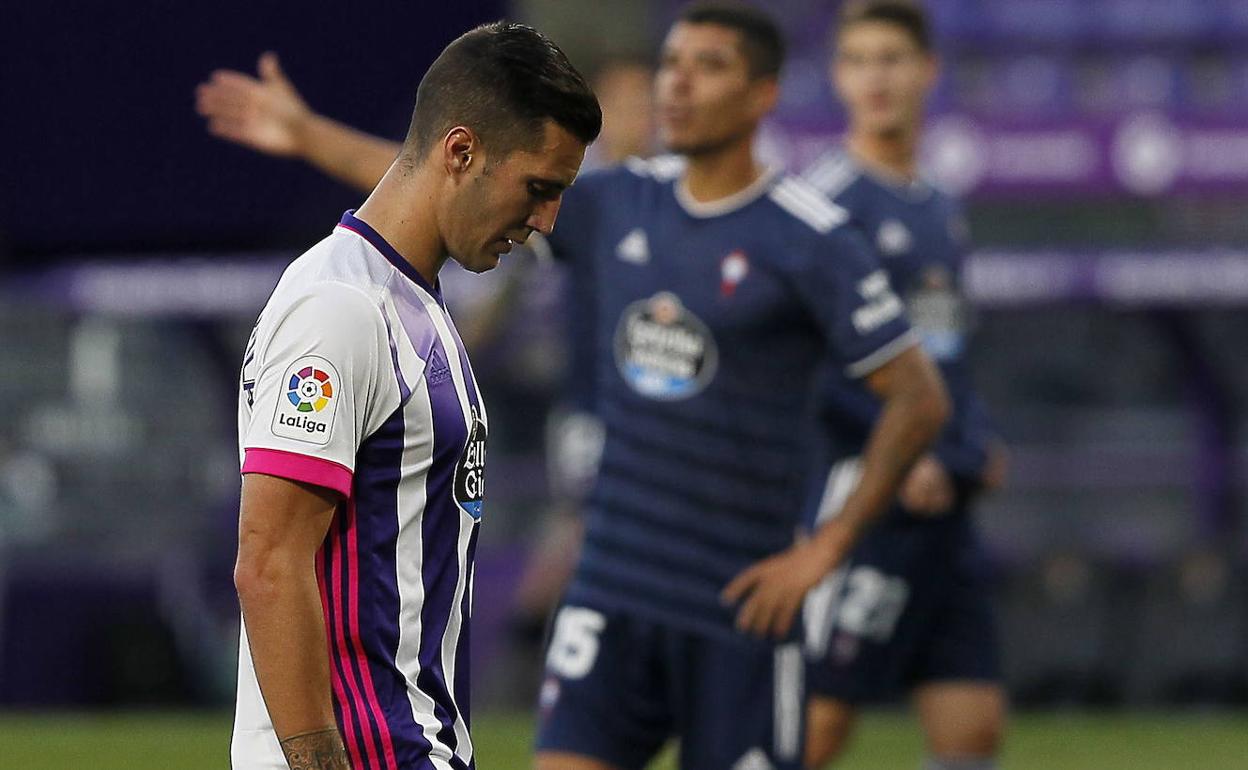 Sergi Guardiola, pensativo en el partido de ida, con Olaza al fondo cuando vestía la camiseta del Celta. 