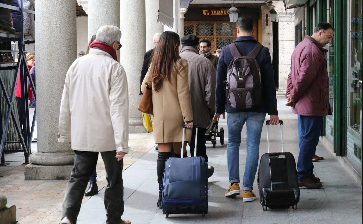 Turistas en la Plaza Mayor de Valladolid.