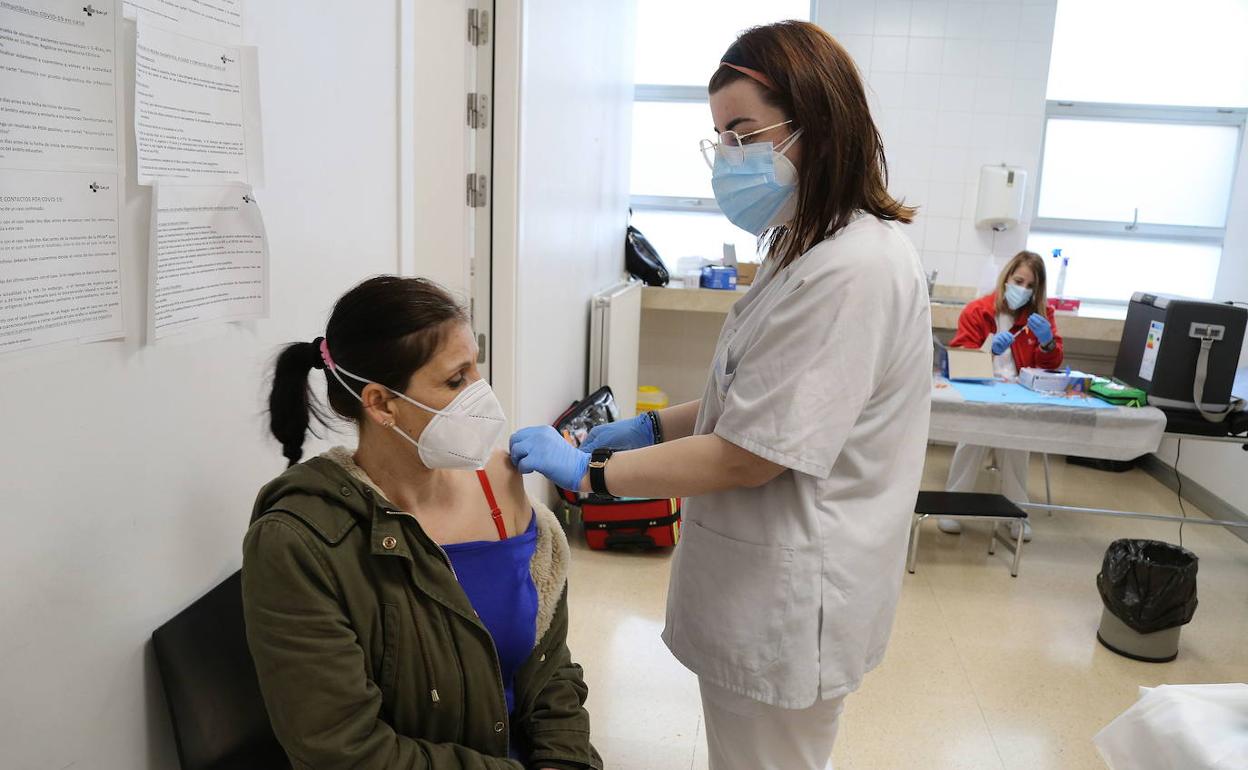 Vacunación en el centro de Salud de la Puebla de Palencia.