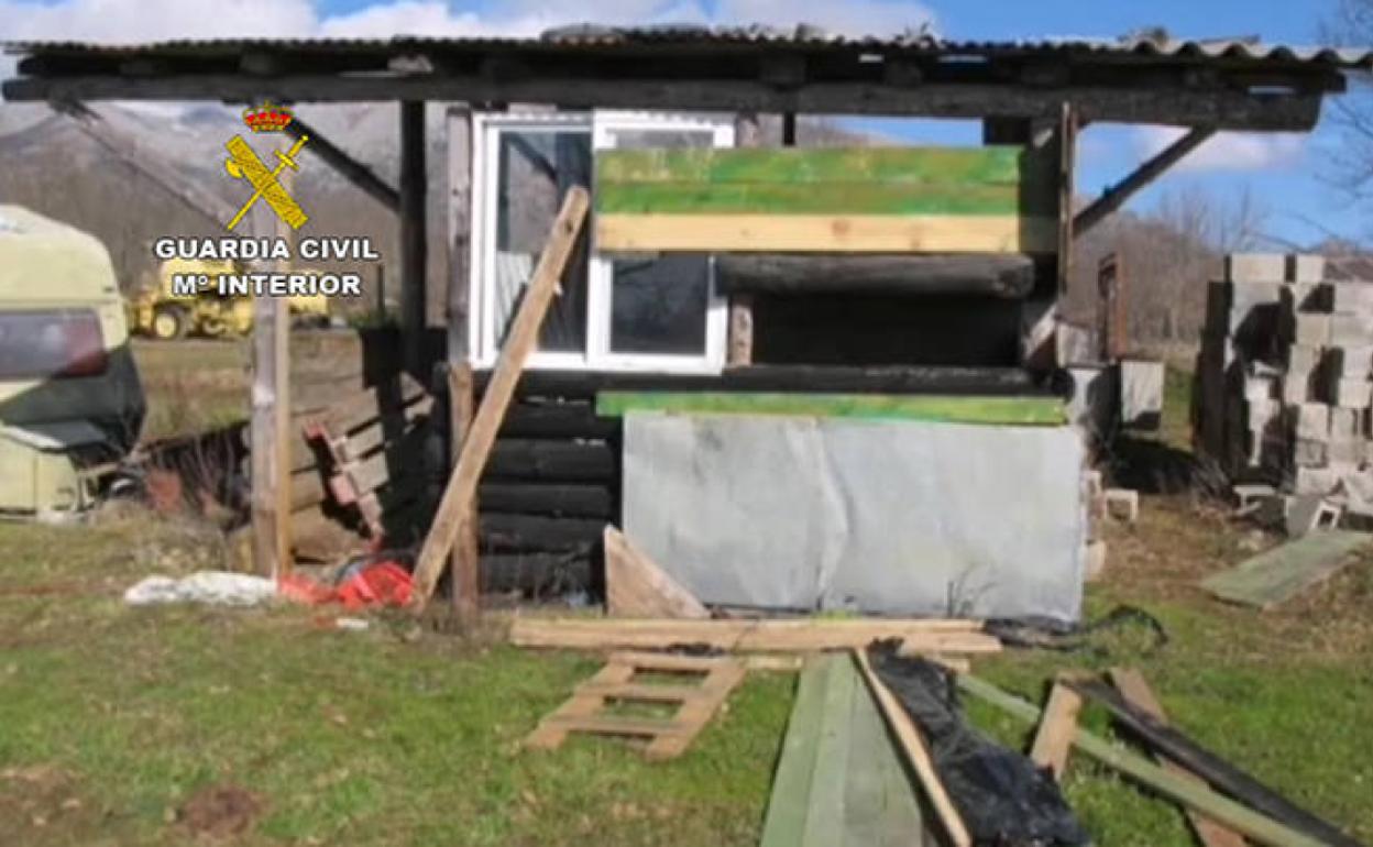 Caseta-tiradero donde fueron sorprendidos los dos hombres.
