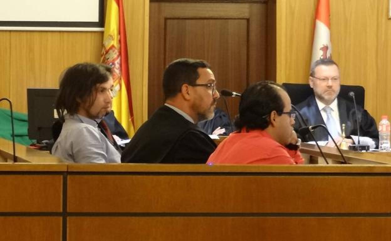 El condenado, a la izquierda, junto a su abogado, durante el Juicio celebrado en la Audiencia de Valladolid