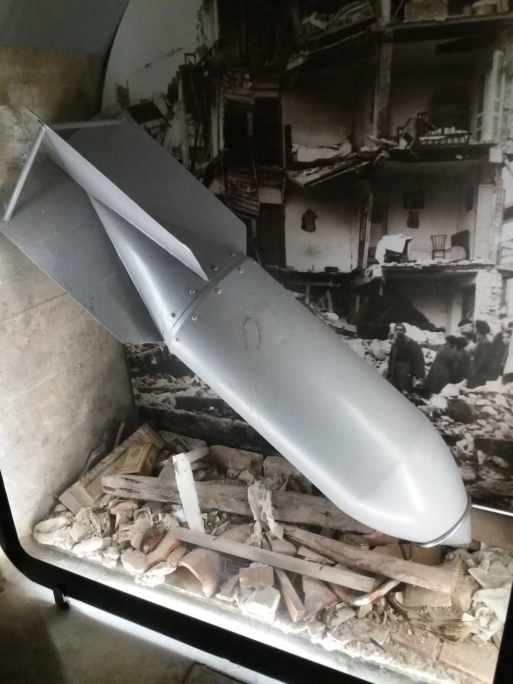 REFUGIO ANTIAÉREO MARIANA PINEDA (SANTANDER) | Fue inaugurado durante la Guerra Civil española bajo el nombre de Refugio Antiaéreo Mariana Pineda y se encuentra situado en la plaza del Príncipe de la ciudad. 