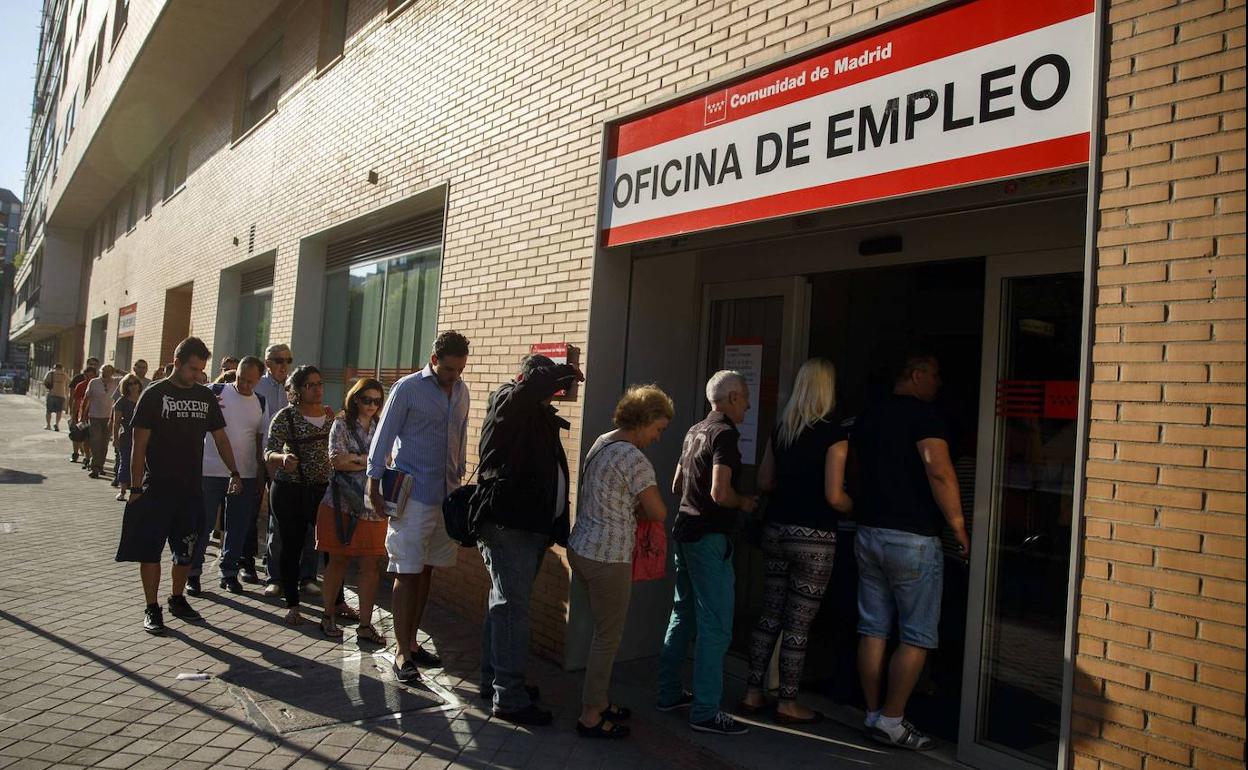 Un grupo de parados ante una oficina de empleo. 
