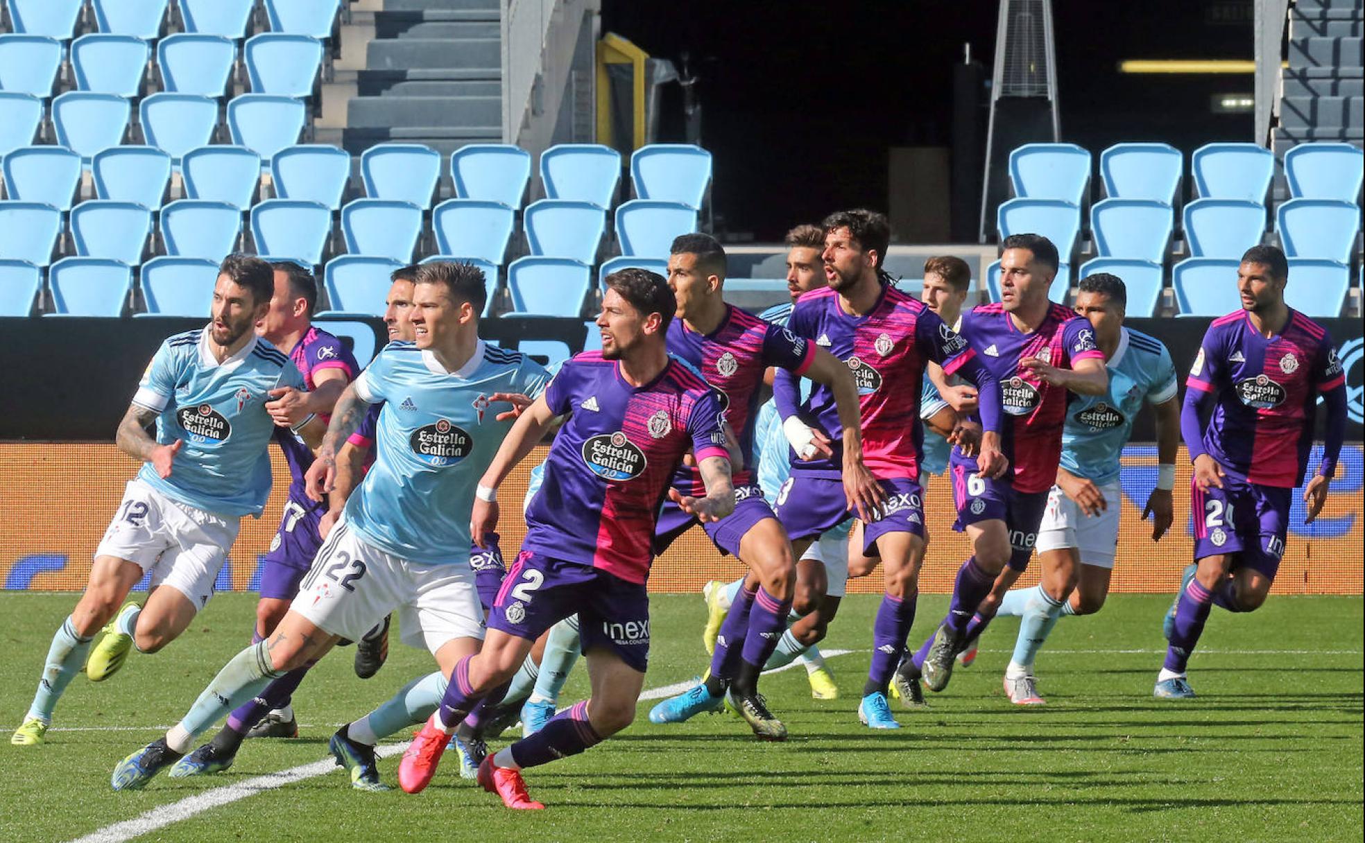 Hasta siete jugadores del Real Valladolid defienden en el área la última acción que supuso el empate del Celta. 