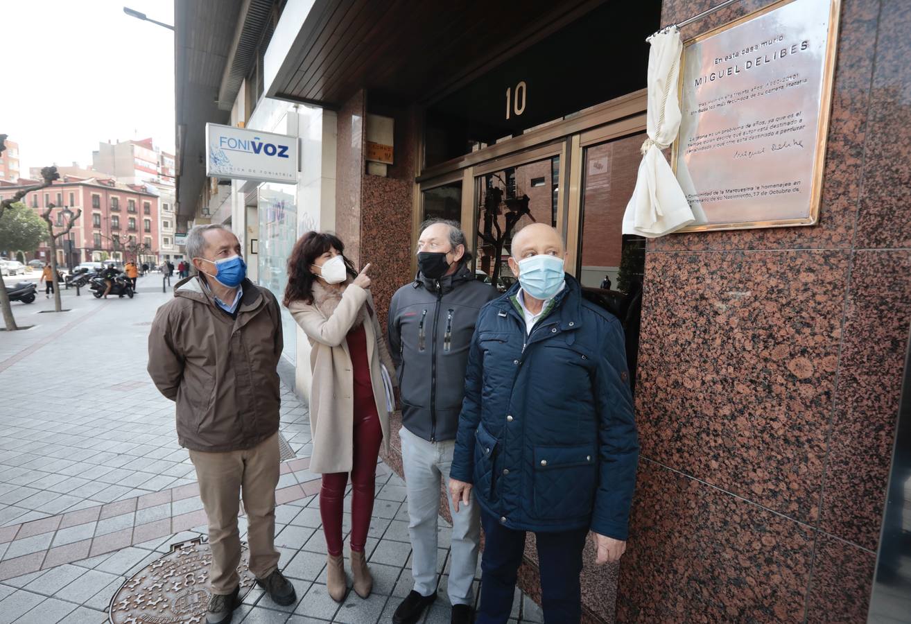Fotos: Inauguración de la placa que recuerda a Miguel Delibes en su casa de Valladolid
