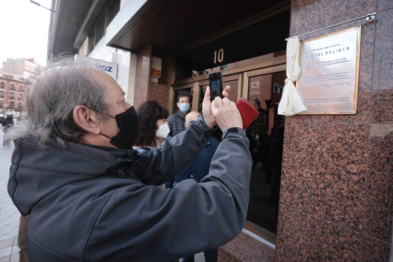 Fotos: Inauguración de la placa que recuerda a Miguel Delibes en su casa de Valladolid
