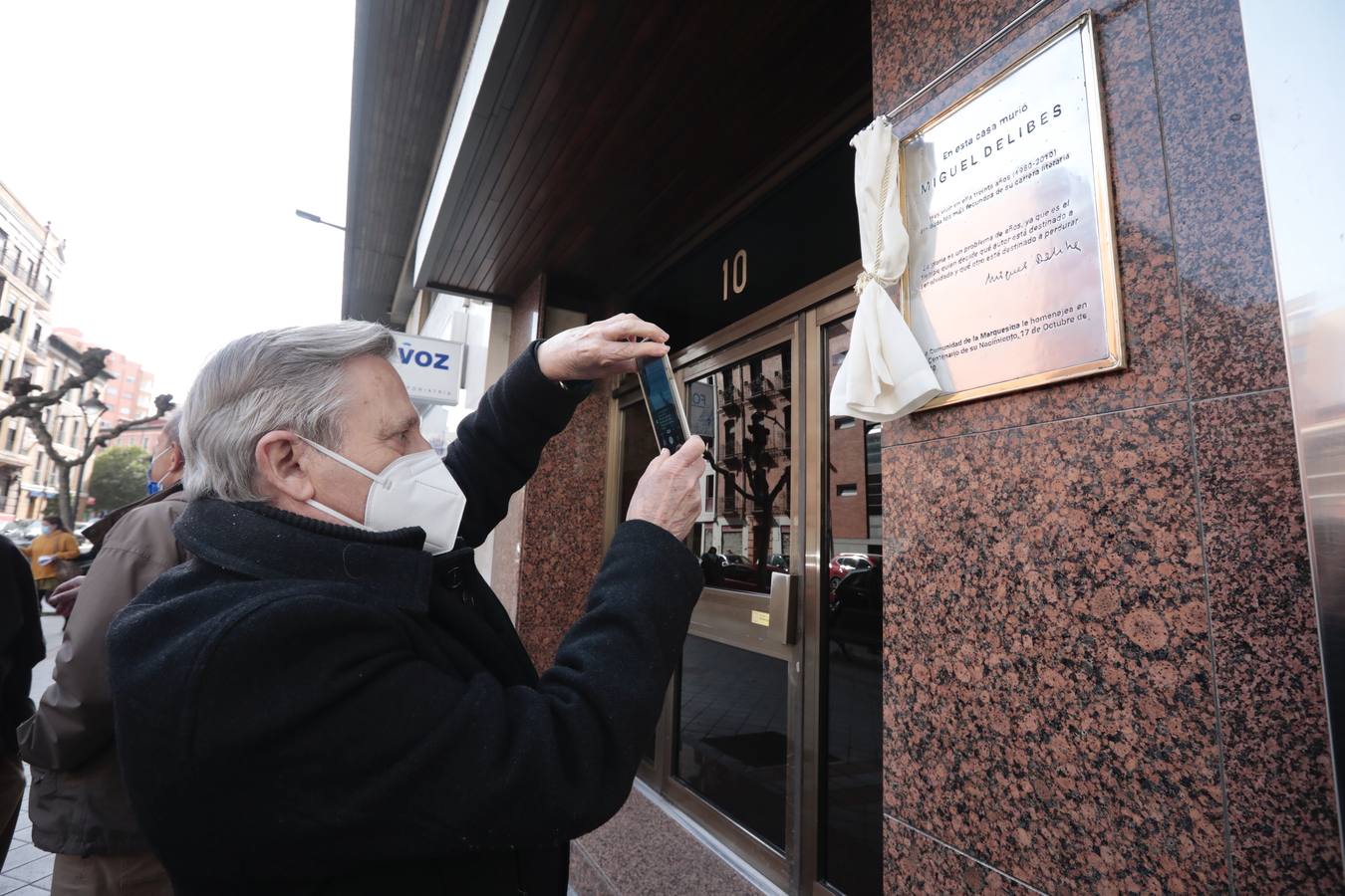 Fotos: Inauguración de la placa que recuerda a Miguel Delibes en su casa de Valladolid