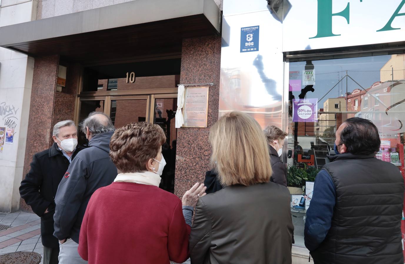 Fotos: Inauguración de la placa que recuerda a Miguel Delibes en su casa de Valladolid