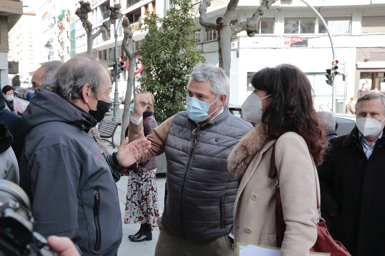 Fotos: Inauguración de la placa que recuerda a Miguel Delibes en su casa de Valladolid
