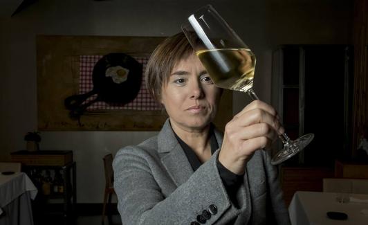 Copropietaria, jefa de sala y sumiller del restaurante Trigo, Noemí Martínez es una enamorada del vino y experta catadora. Forma parte de las Sherry Women, mujeres apasionadas con los vinos de Jerez.